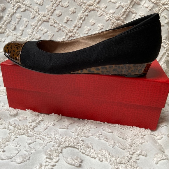 Donald Pliner Julie black crepe elastic with tortoise shell wedge heel size 9.5 - Picture 5 of 8